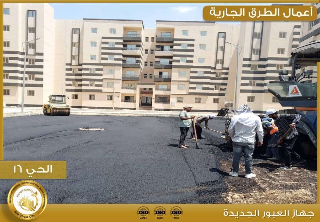أعمال رصف وصيانة الطرق والمحاور الرئيسية في العبور الجديدة — صورة 6