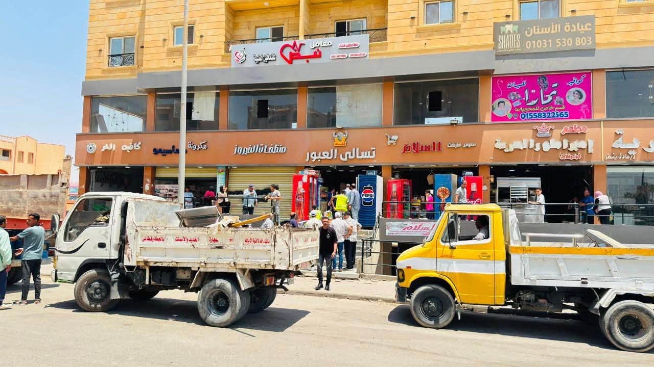حملة مفاجئة لرفع الإشغالات في الحرية والكرامة وسكن مصر والحي 14 وضبط تاكسي عكس الاتجاه — صورة 3