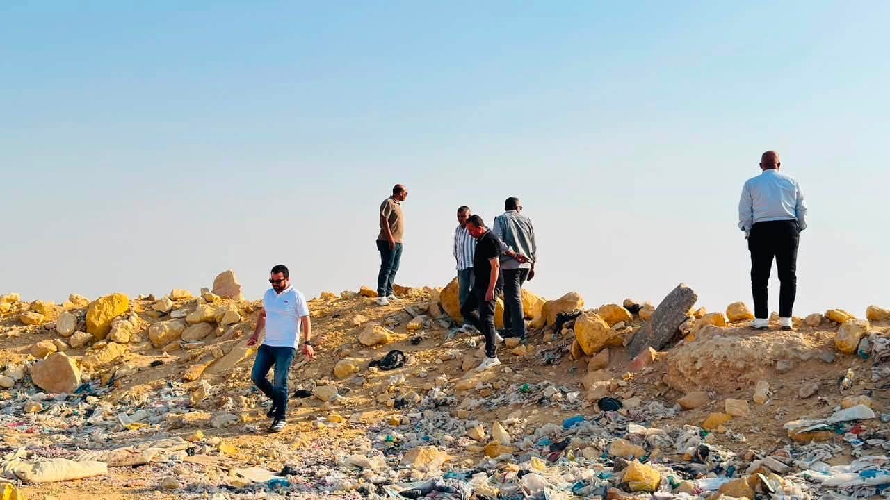مسؤولو التنمية والبيئة بالهيئة يتفقدون المقلب القديم المقفول من أبريل — صورة 2