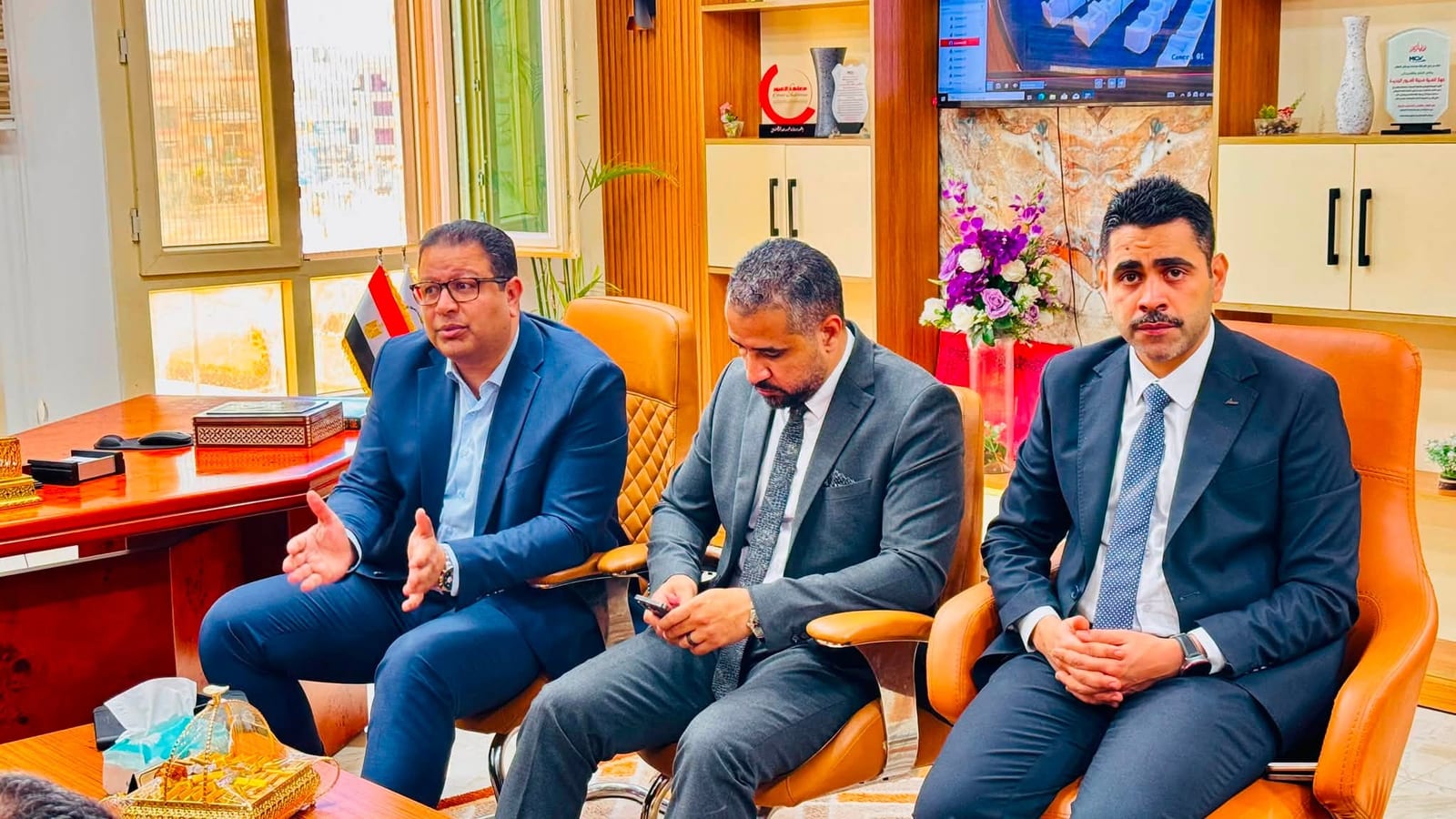 قيادات هيئة المجتمعات تجتمع لتسريع توفيق أوضاع الأراضي المضافة بالعبور الجديدة — صورة 3
