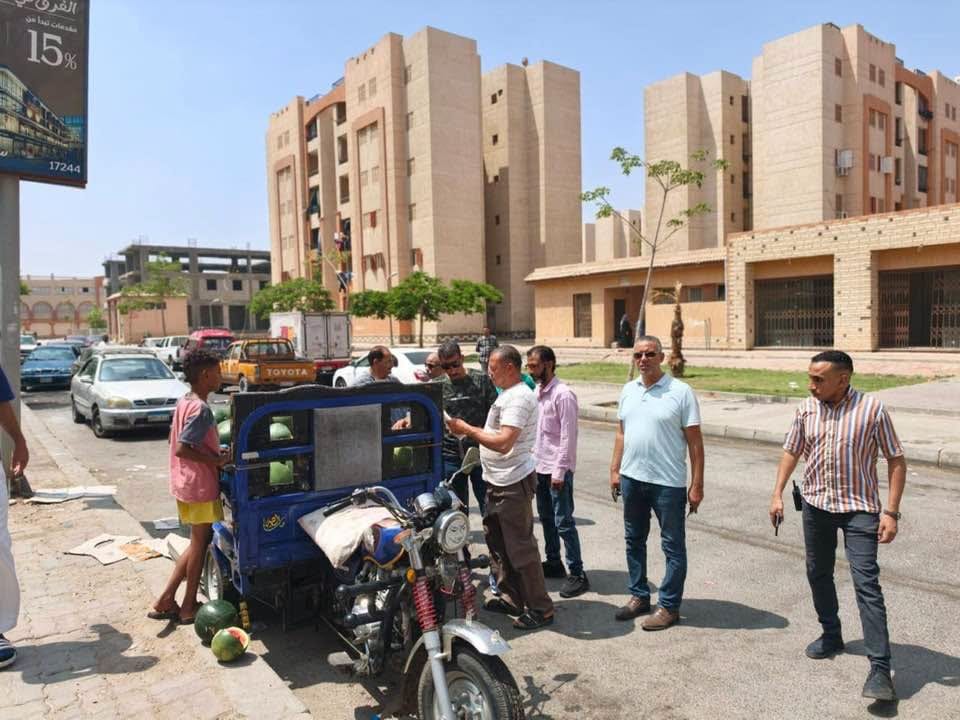 حملة مفاجئة بعد صلاة الجمعة لرفع إشغالات الباعة في الحرية والمجد والكرامة — صورة 2