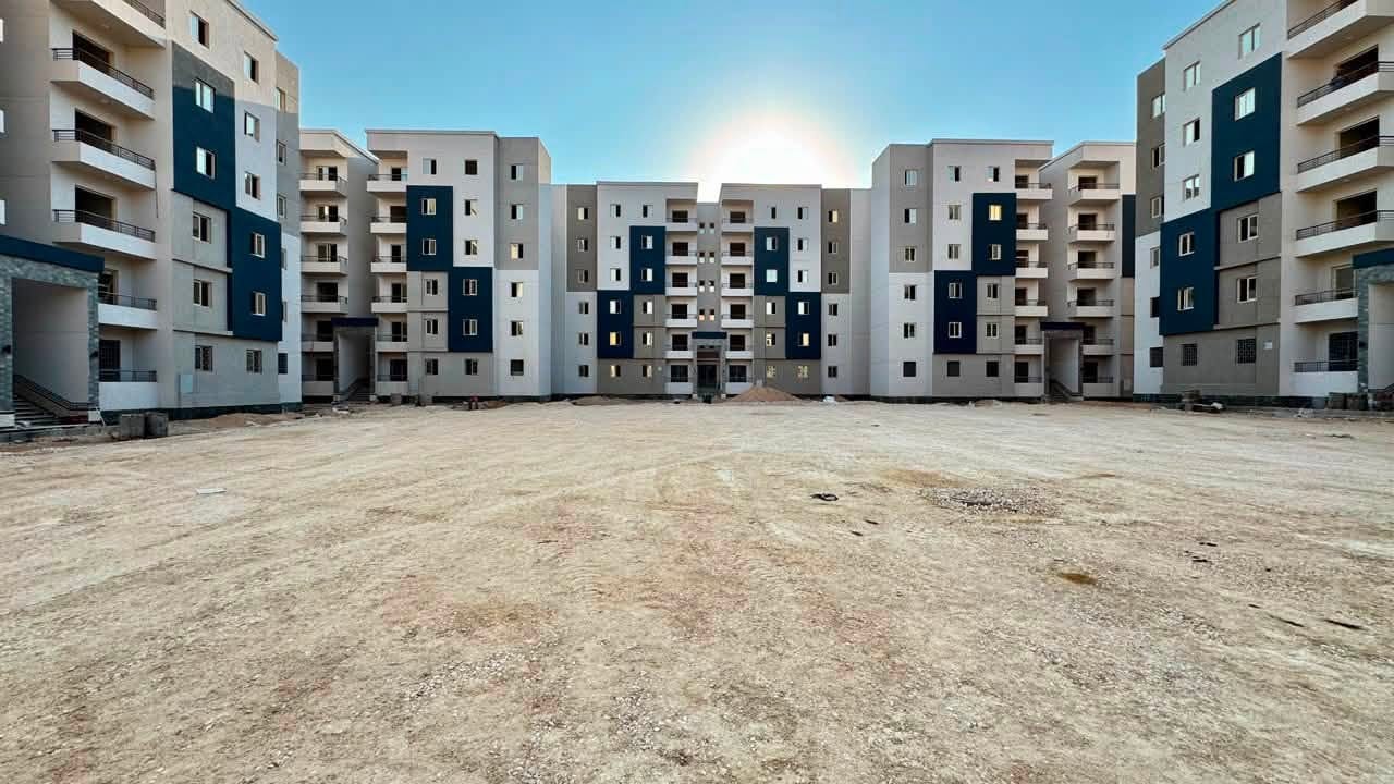 رئيس الجهاز يتابع خطة المشروعات ومواعيد تسليم الأراضي ويتفقد طرق الحي 37 — صورة 3