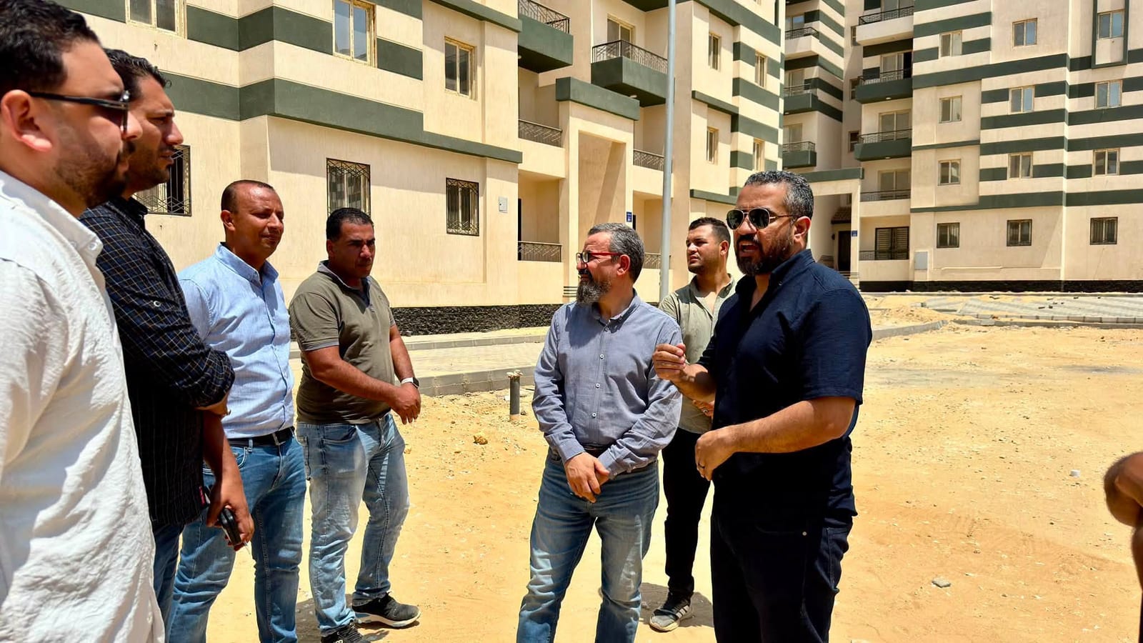 متابعة عمارات «سكن كل المصريين» بالحيين 15 و16: الكهرباء والطرق والإنترلوك — صورة 3