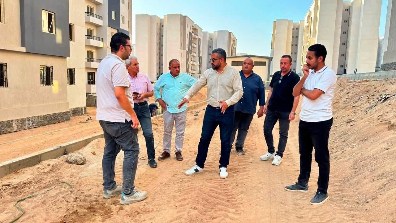رئيس الجهاز يتابع خطة المشروعات ومواعيد تسليم الأراضي ويتفقد طرق الحي 37 — صورة 2