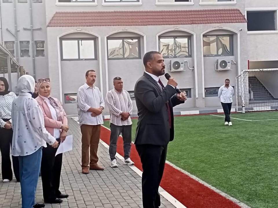 في أول أيام الدراسة.. رئيس الجهاز يشارك طلاب العبور الجديدة فرحتهم — صورة 13