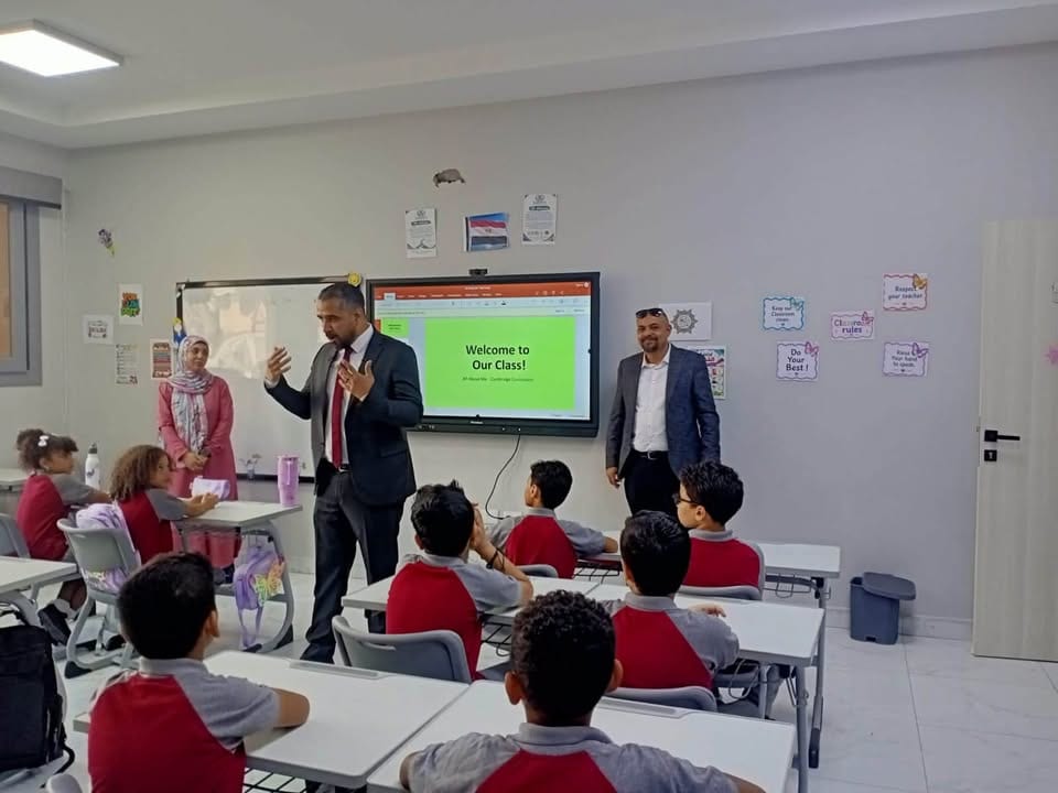 في أول أيام الدراسة.. رئيس الجهاز يشارك طلاب العبور الجديدة فرحتهم — صورة 9