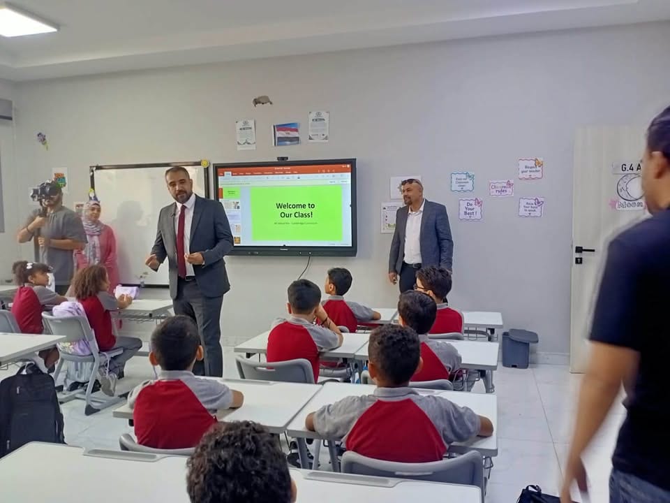 في أول أيام الدراسة.. رئيس الجهاز يشارك طلاب العبور الجديدة فرحتهم — صورة 7