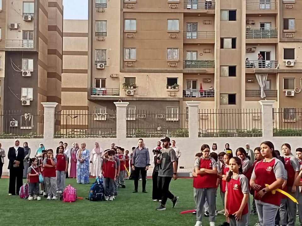 في أول أيام الدراسة.. رئيس الجهاز يشارك طلاب العبور الجديدة فرحتهم — صورة 18