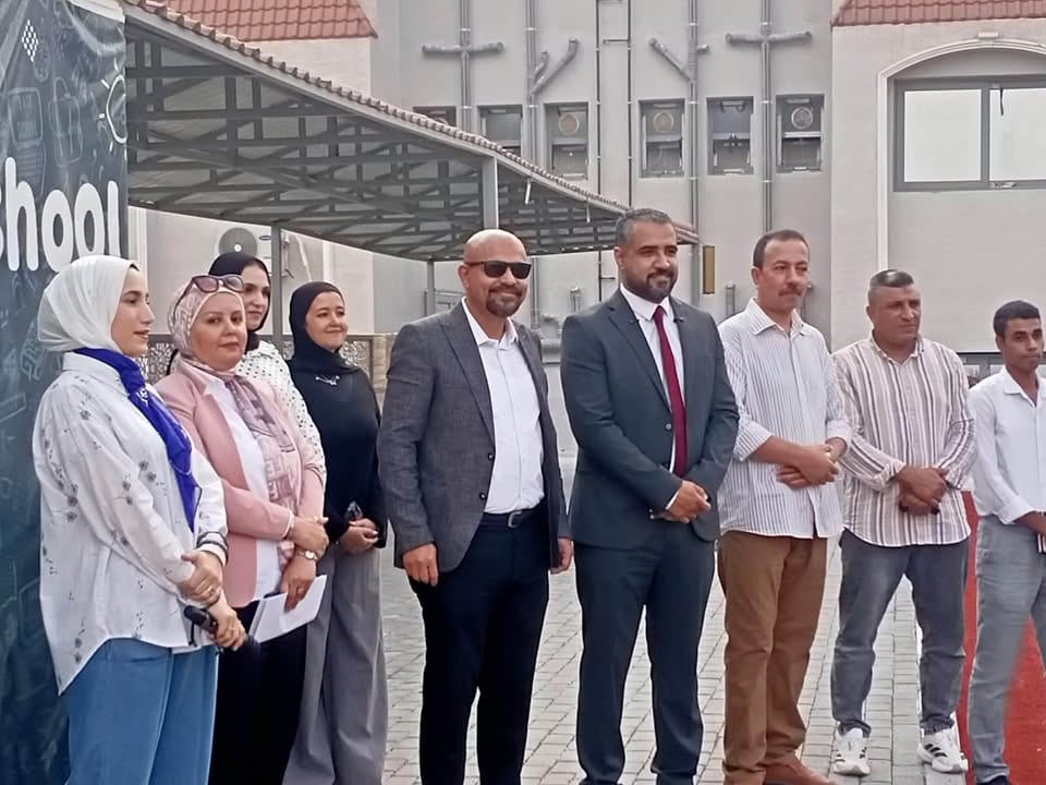 في أول أيام الدراسة.. رئيس الجهاز يشارك طلاب العبور الجديدة فرحتهم — صورة 8
