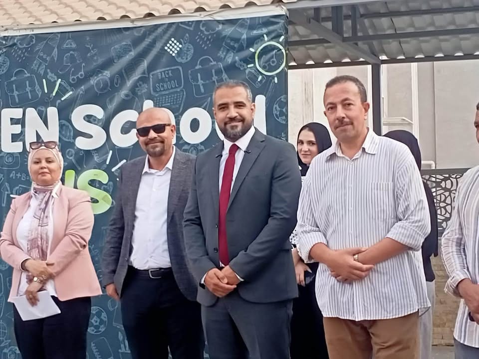 في أول أيام الدراسة.. رئيس الجهاز يشارك طلاب العبور الجديدة فرحتهم — صورة 15