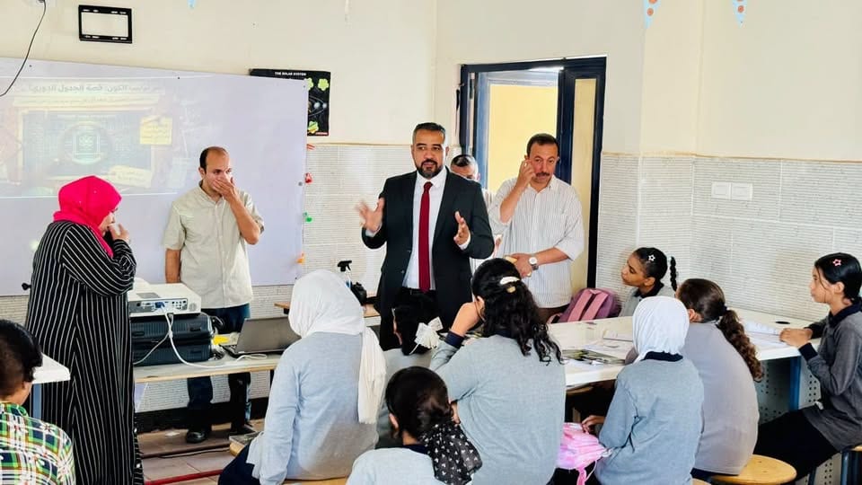 في أول أيام الدراسة.. رئيس الجهاز يشارك طلاب العبور الجديدة فرحتهم — صورة 14
