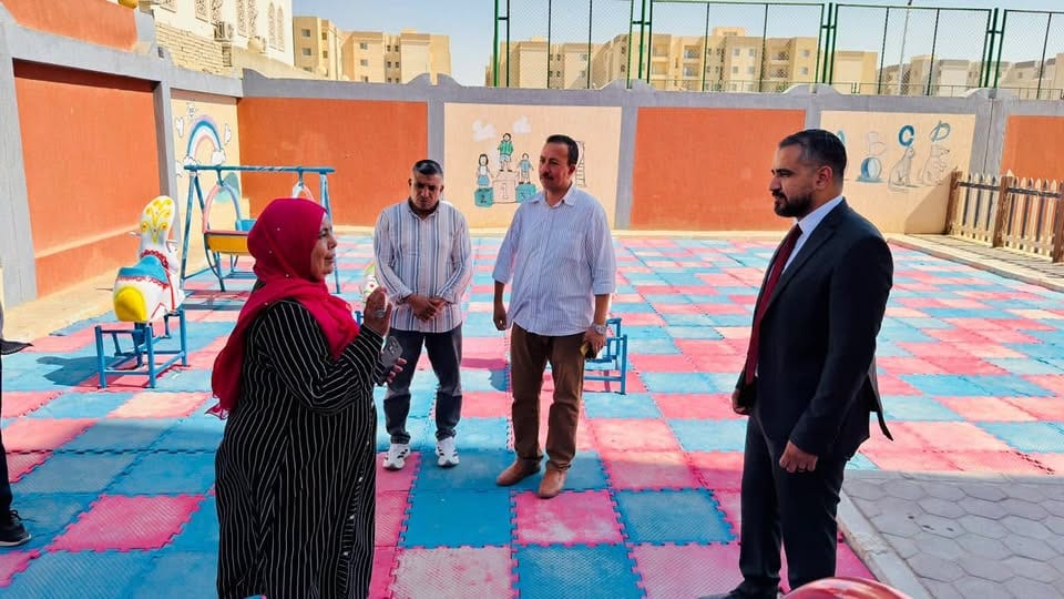 في أول أيام الدراسة.. رئيس الجهاز يشارك طلاب العبور الجديدة فرحتهم — صورة 11