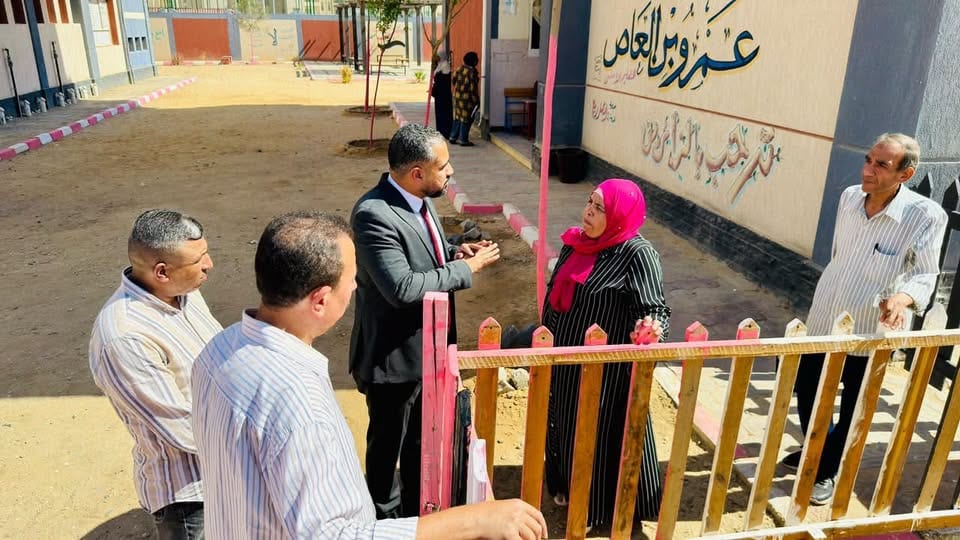 في أول أيام الدراسة.. رئيس الجهاز يشارك طلاب العبور الجديدة فرحتهم — صورة 5