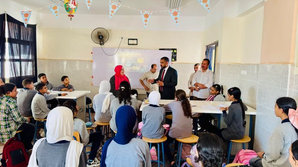 في أول أيام الدراسة.. رئيس الجهاز يشارك طلاب العبور الجديدة فرحتهم — صورة 17