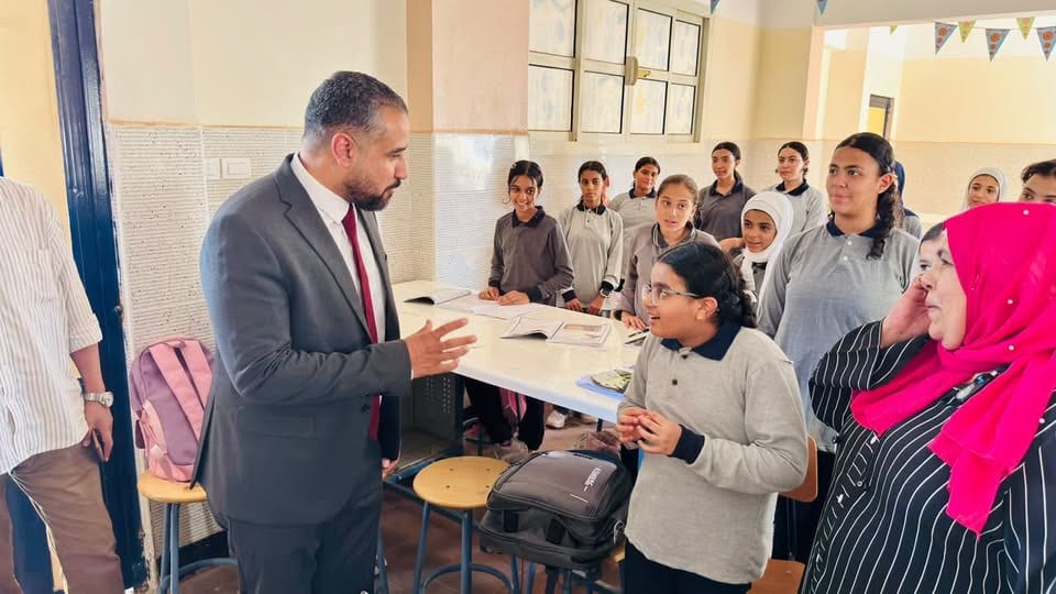 في أول أيام الدراسة.. رئيس الجهاز يشارك طلاب العبور الجديدة فرحتهم — صورة 6