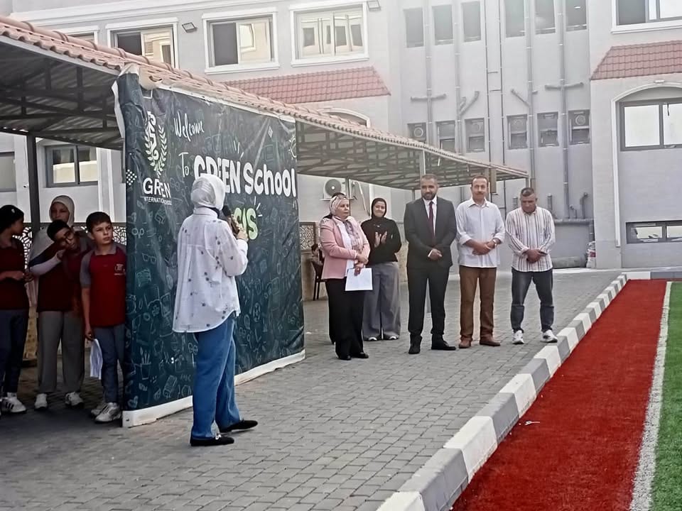 في أول أيام الدراسة.. رئيس الجهاز يشارك طلاب العبور الجديدة فرحتهم — صورة 2
