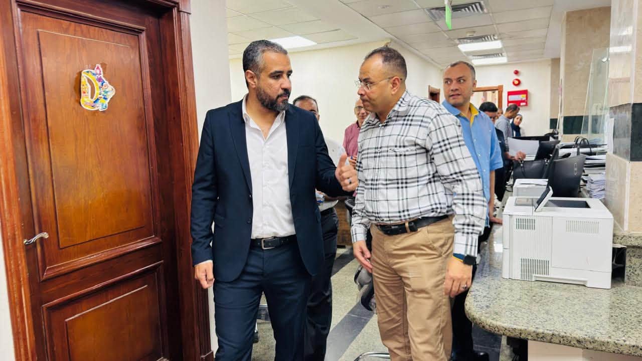 رئيس الجهاز يتفقد مركز التقنين ومركز خدمة المواطنين ويتابع أرشفة الملفات إلكترونيًا — صورة 2