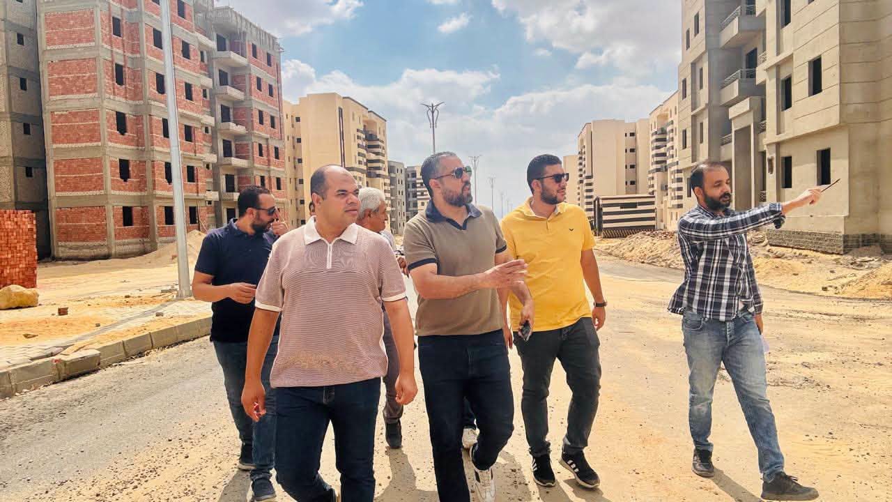 معاون نائب رئيس الهيئة يتفقد الإسكان الاجتماعي بالحيين 15 و16 ويحذر الشركات المتأخرة — صورة 3