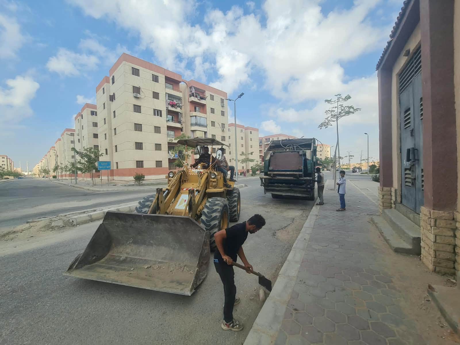 حملات نظافة ورش للناموس وتطهير بلاعات الأمطار في أحياء العبور الجديدة — صورة 3