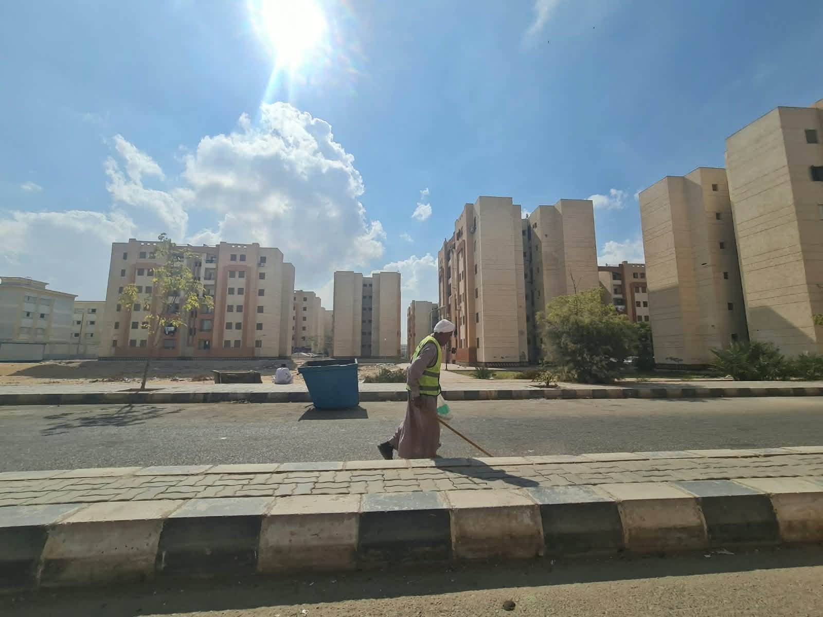 حملات نظافة ورش للناموس وتطهير بلاعات الأمطار في أحياء العبور الجديدة — صورة 2