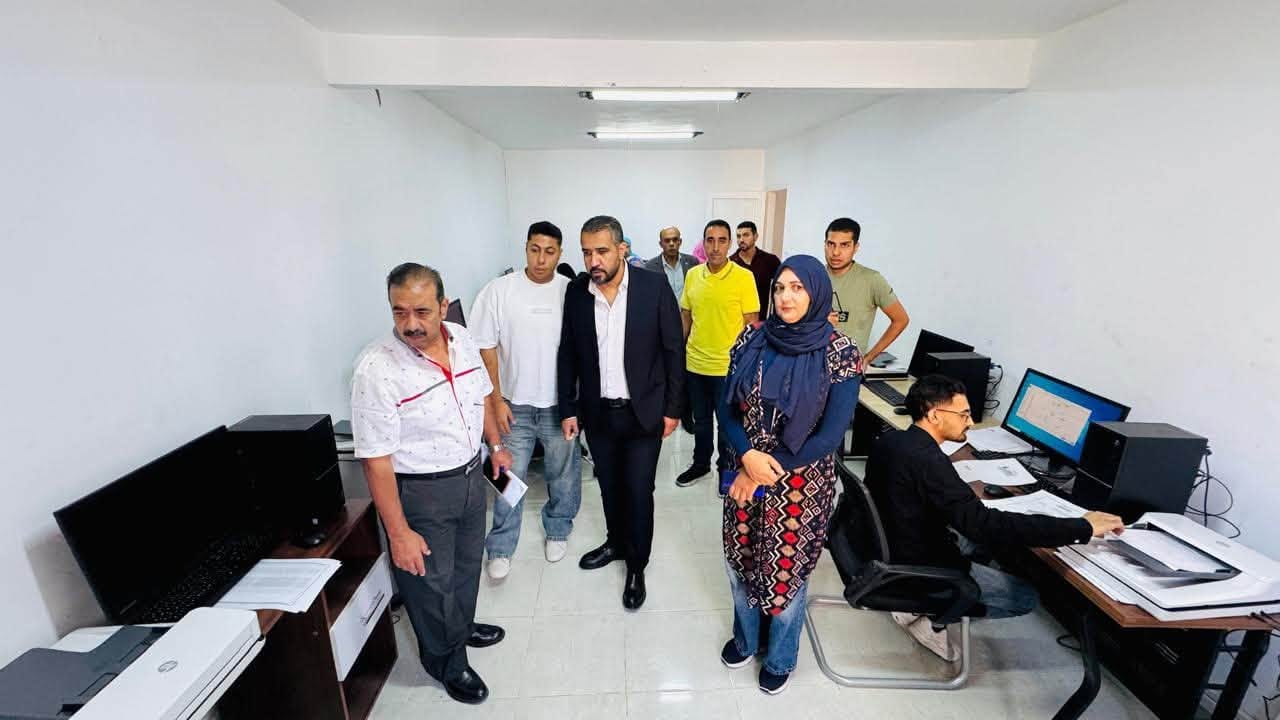 رئيس الجهاز يتفقد مركز التقنين ومركز خدمة المواطنين ويتابع أرشفة الملفات إلكترونيًا — صورة 3